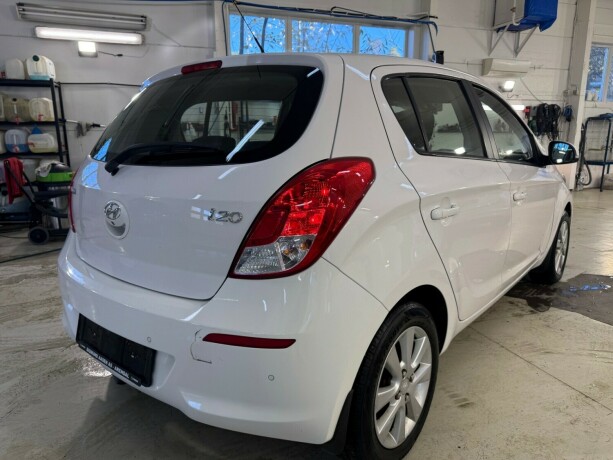 hyundai-i20-bensin-2013-big-3