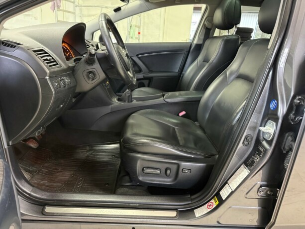 toyota-avensis-diesel-2011-big-10