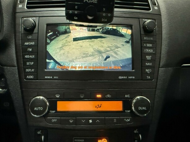toyota-avensis-diesel-2011-big-19