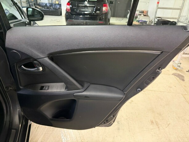 toyota-avensis-diesel-2011-big-1