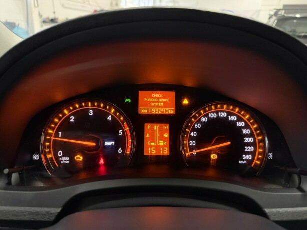 toyota-avensis-diesel-2011-big-15