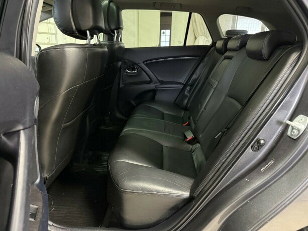 toyota-avensis-diesel-2011-big-9