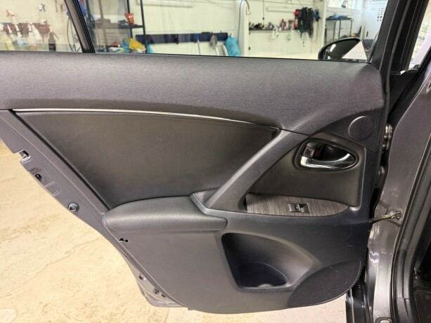 toyota-avensis-diesel-2011-big-8