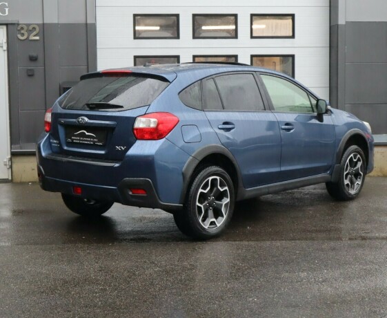 subaru-xv-bensin-2013-big-1