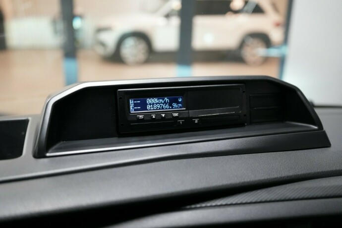 volkswagen-transporter-diesel-2020-big-14