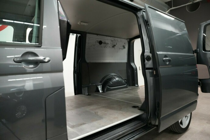 volkswagen-transporter-diesel-2020-big-17