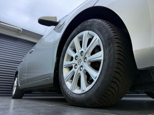 toyota-auris-elektrisitetbensin-2013-big-8