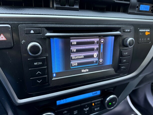 toyota-auris-elektrisitetbensin-2013-big-19
