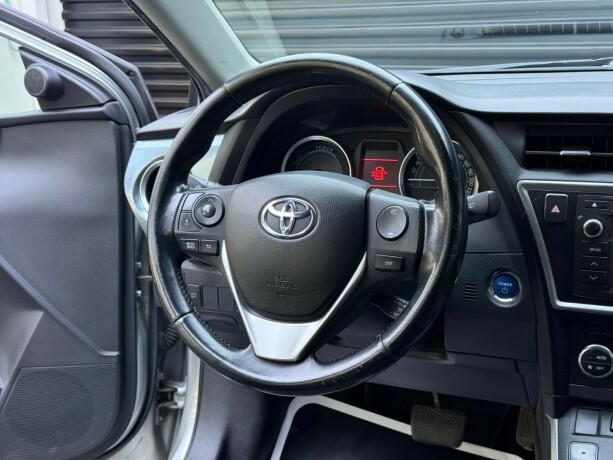 toyota-auris-elektrisitetbensin-2013-big-12