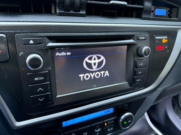 toyota-auris-elektrisitetbensin-2013-big-16