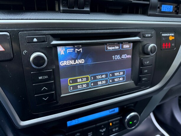 toyota-auris-elektrisitetbensin-2013-big-18
