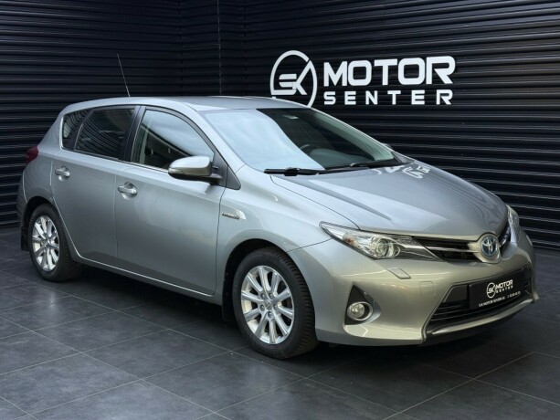 toyota-auris-elektrisitetbensin-2013-big-0