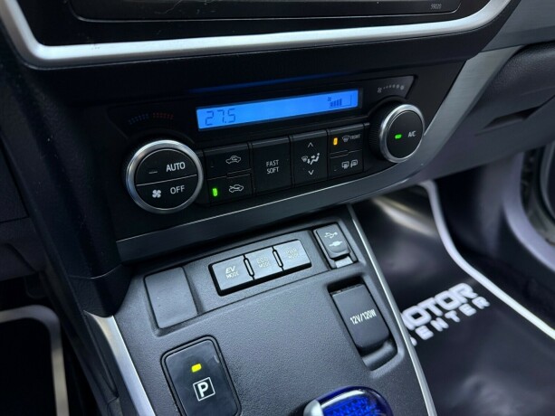 toyota-auris-elektrisitetbensin-2013-big-23