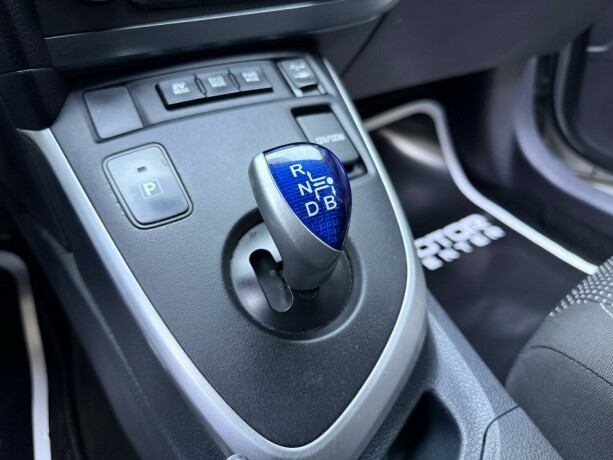 toyota-auris-elektrisitetbensin-2013-big-24