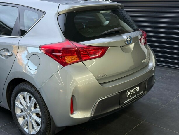 toyota-auris-elektrisitetbensin-2013-big-6