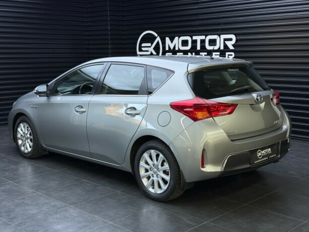 toyota-auris-elektrisitetbensin-2013-big-1