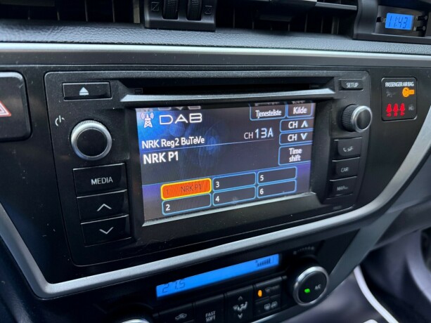 toyota-auris-elektrisitetbensin-2013-big-21