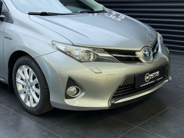 toyota-auris-elektrisitetbensin-2013-big-2