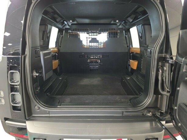 land-rover-defender-110-bensin-2023-big-10