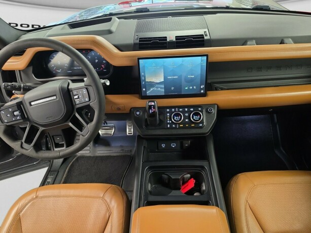 land-rover-defender-110-bensin-2023-big-7