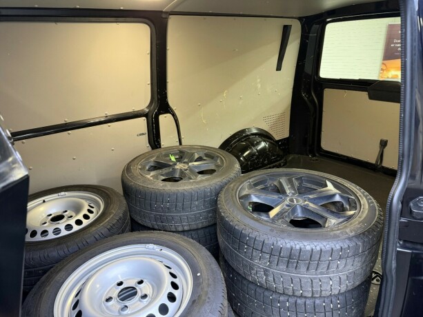 volkswagen-transporter-diesel-2019-big-25