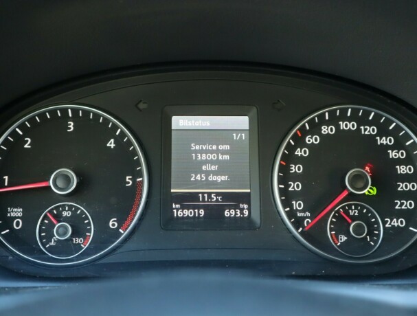 volkswagen-touran-diesel-2012-big-16