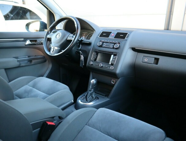 volkswagen-touran-diesel-2012-big-8