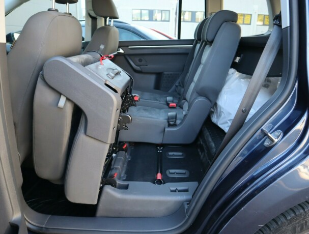 volkswagen-touran-diesel-2012-big-12