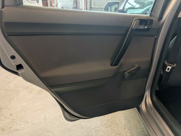 volkswagen-polo-bensin-2006-big-11