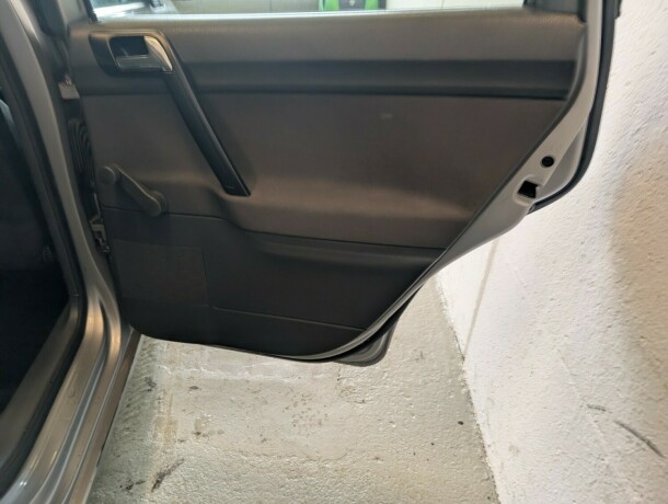 volkswagen-polo-bensin-2006-big-9