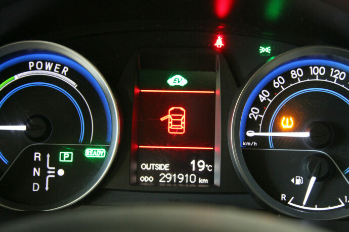 toyota-auris-elektrisitetbensin-2014-big-15
