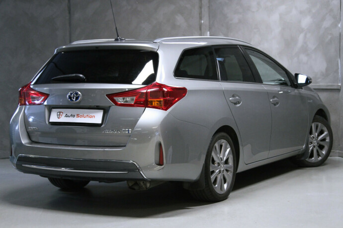 toyota-auris-elektrisitetbensin-2014-big-1