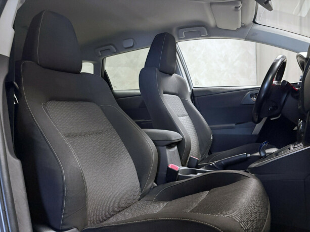 toyota-auris-elektrisitetbensin-2014-big-4