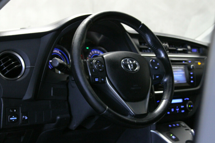toyota-auris-elektrisitetbensin-2014-big-12