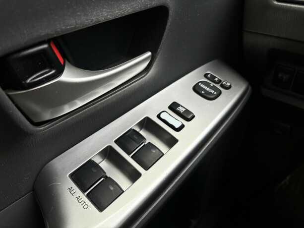 toyota-prius-bensin-2012-big-16