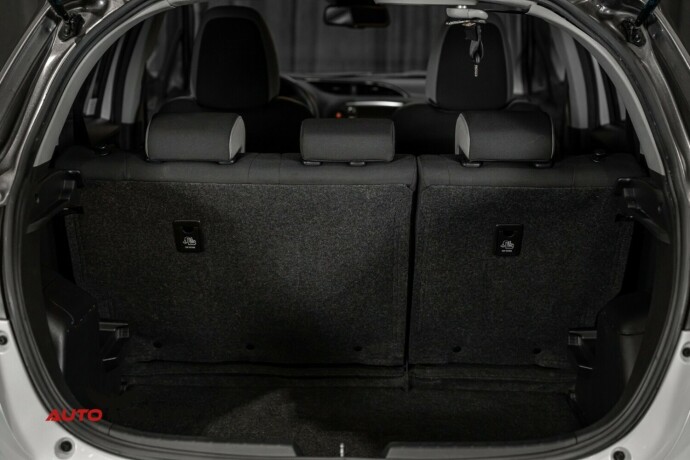 toyota-yaris-elektrisitetbensin-2019-big-8
