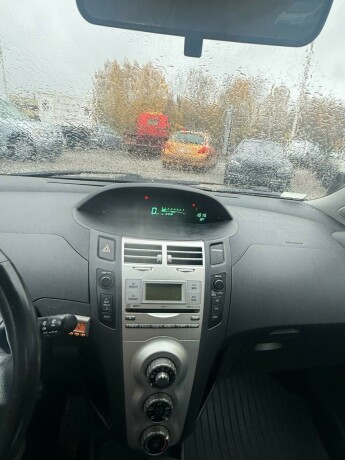 toyota-yaris-bensin-2007-big-8