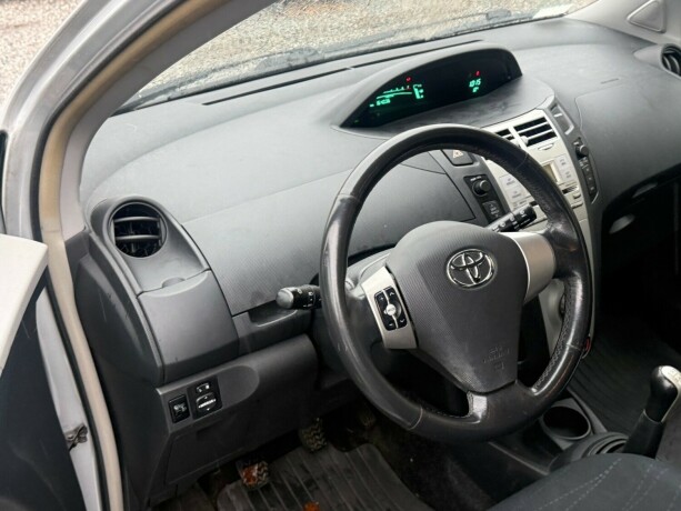 toyota-yaris-bensin-2007-big-7