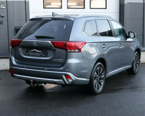 mitsubishi-outlander-elektrisitetbensin-2017-big-3