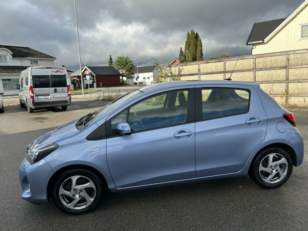 toyota-yaris-elektrisitetbensin-2015-big-3