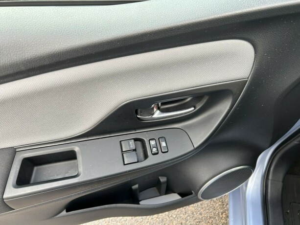 toyota-yaris-elektrisitetbensin-2015-big-14