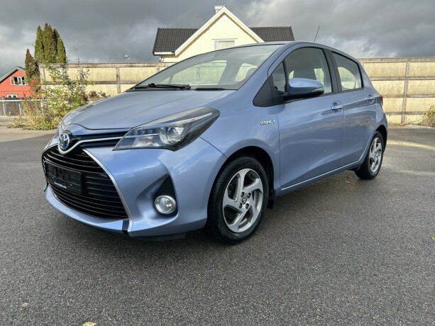toyota-yaris-elektrisitetbensin-2015-big-2