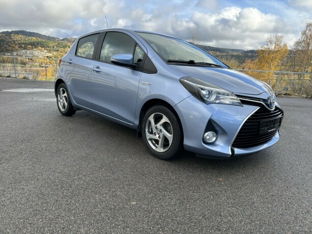 toyota-yaris-elektrisitetbensin-2015-big-0