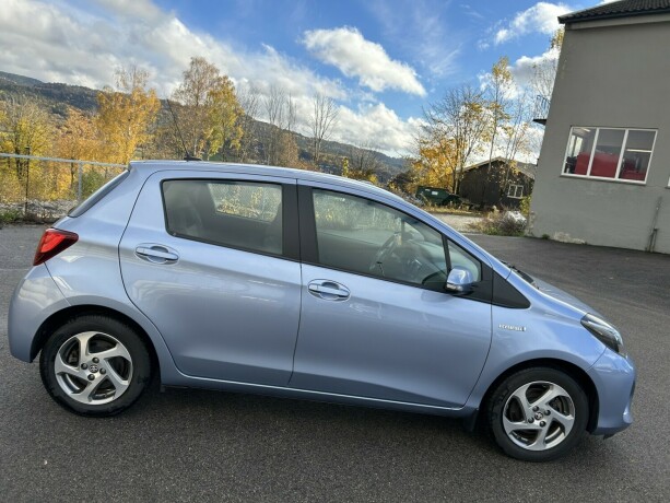 toyota-yaris-elektrisitetbensin-2015-big-7