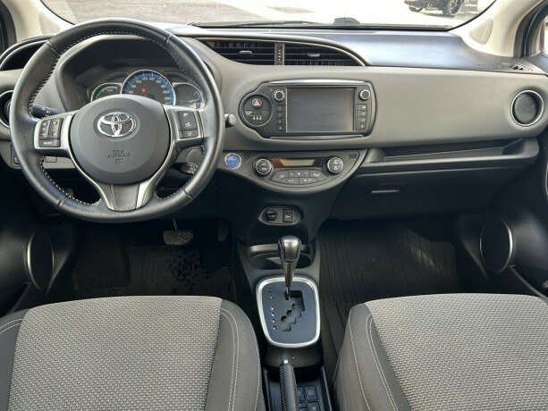 toyota-yaris-elektrisitetbensin-2015-big-12