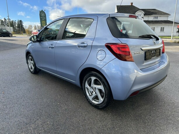 toyota-yaris-elektrisitetbensin-2015-big-4