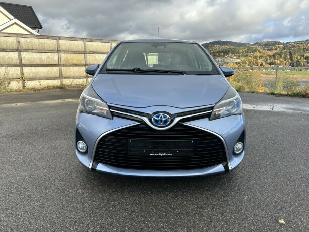 toyota-yaris-elektrisitetbensin-2015-big-1