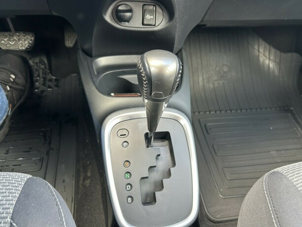 toyota-yaris-elektrisitetbensin-2015-big-22