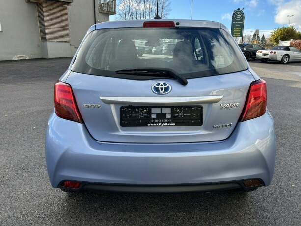 toyota-yaris-elektrisitetbensin-2015-big-5