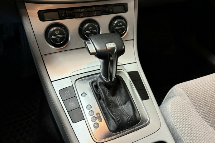 volkswagen-passat-bensin-2009-big-17